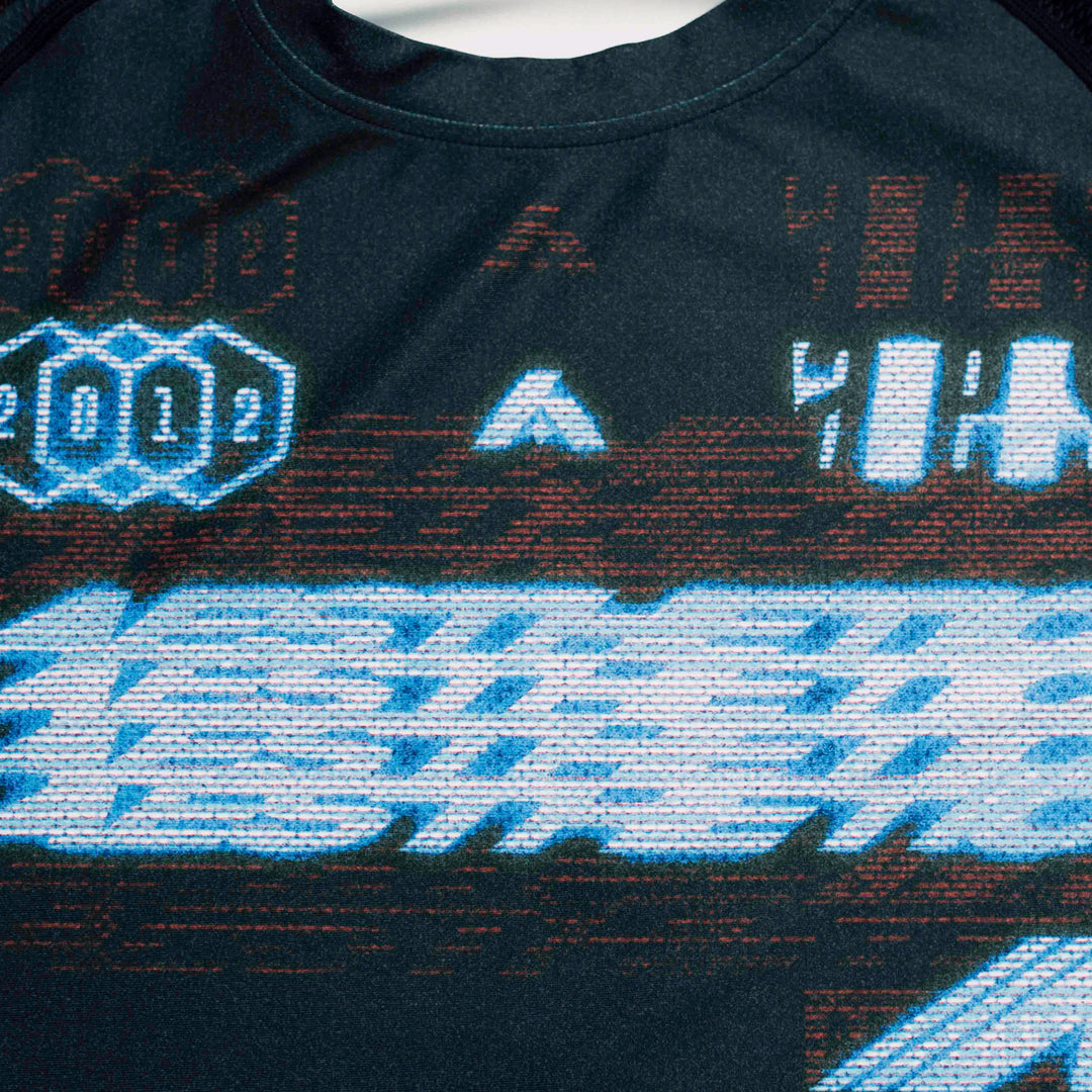 AESTHETIC Axis XPLR Short Sleeve Rashguard - Synth close up front view